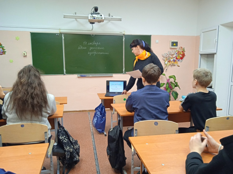 Для ребят 7а класса была проведена беседа, посвященная Дню детских изобретений.