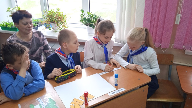 Орлята – третьеклассники приняли участие в ярмарке «Родительские профессии» в преддверии праздника Весны и Труда.